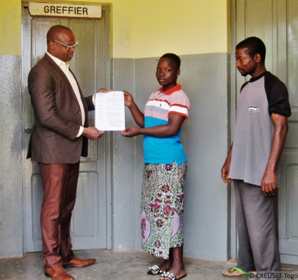Termin beim Gericht: Ein Mädchen in Togo erhält eine nachträgliche Geburtsurkunde, die z. B. notwendig ist, um eine Berufsausbildung aufzunehmen.