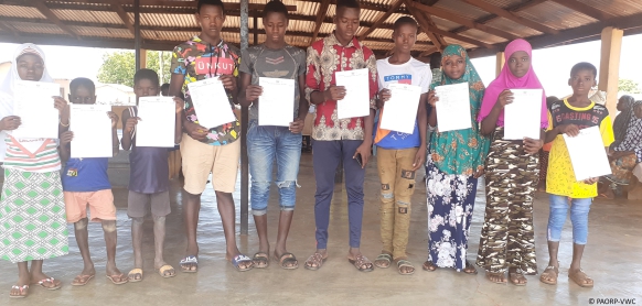 Kinder und Jugendliche in Ghana mit ihren neuen Geburtsurkunden.